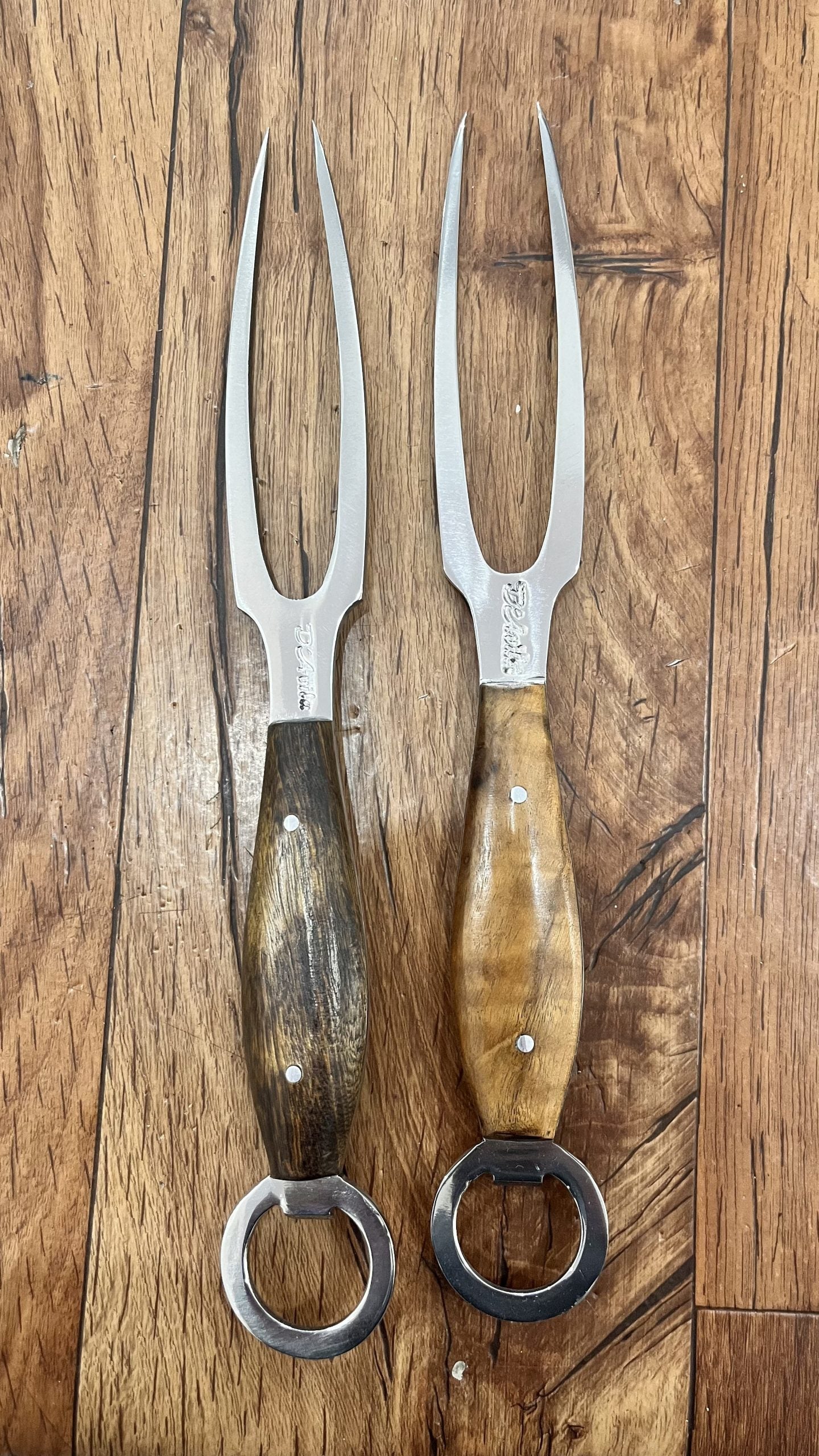 Tenedor de acero inoxidable con mango de madera